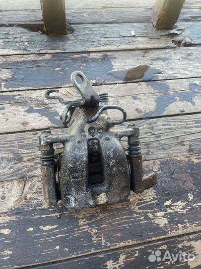 Суппорт Задний правый в сборе VAG 1K0615426K