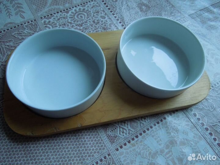 Тарелочки на деревяной доске