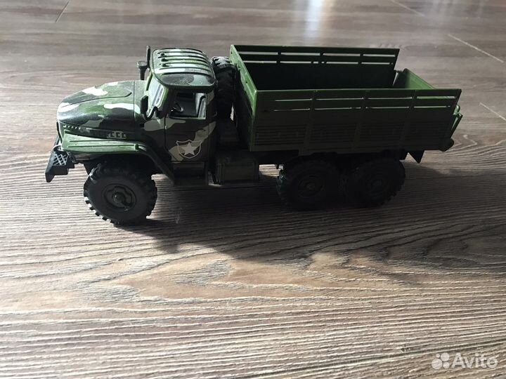 Модельная машинка грузовик