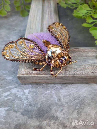 Брошь ручной работы из бисера