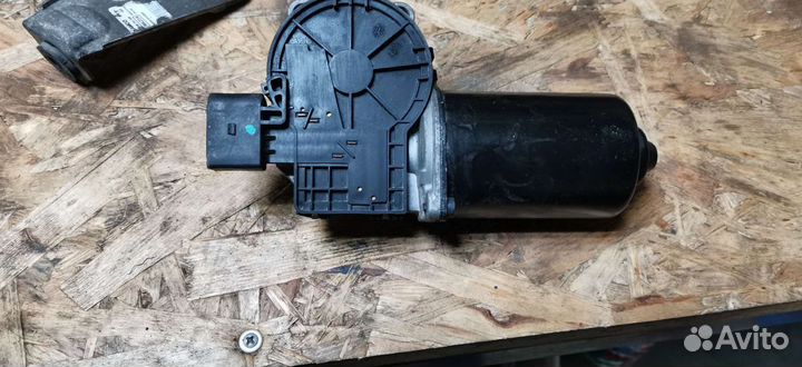 Моторчик стеклоочистителя mazda