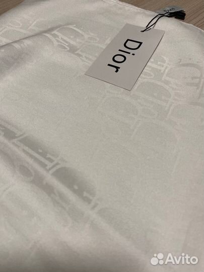 Платок Dior в молочном цвете