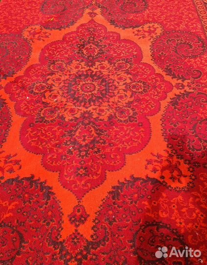 Ковер красный и прекрасный шерсть