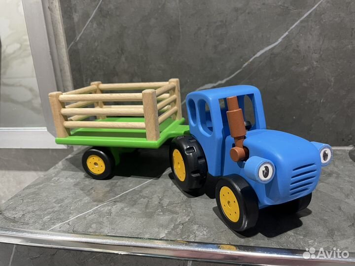 Синий трактор деревянный