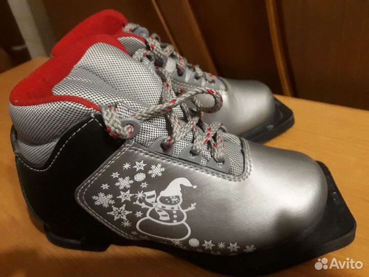 Лыжные ботинки с лыжами, палки для лыж