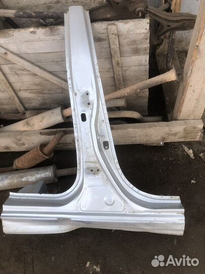 Центральная праввя стойка Hyundai Solaris