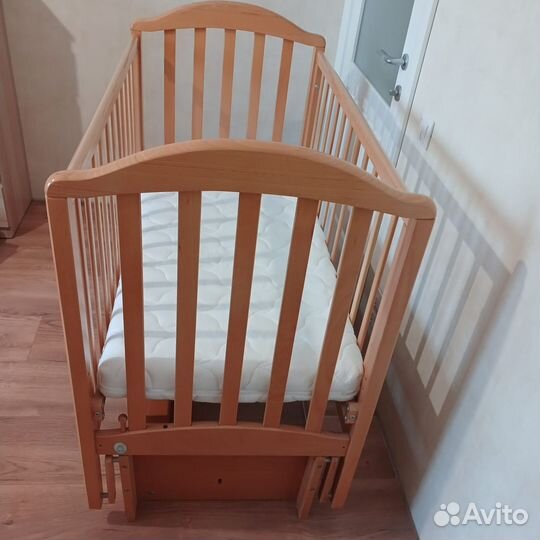 Детская кроватка с продольным маятником