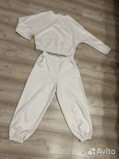 Спортивный женский костюм