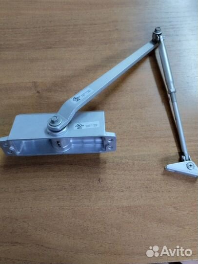 Дверной доводчик