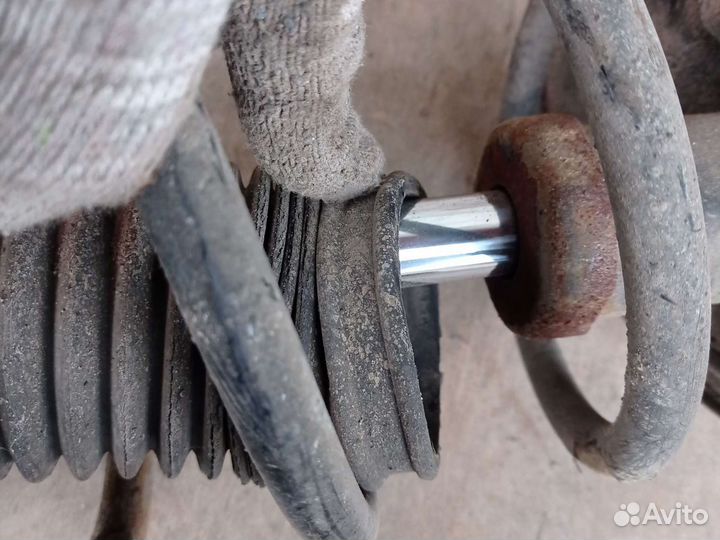 Передняя правая стойки Toyota RAV4 2008 год