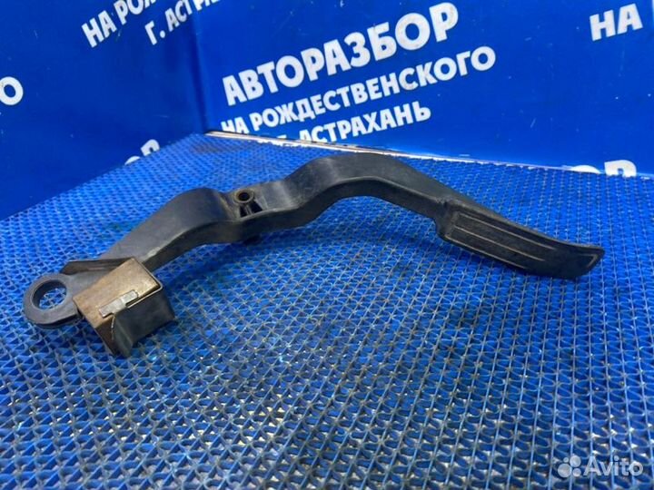 Педаль газа Volkswagen Passat B3 седан 2000