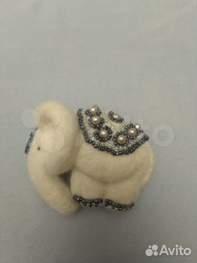 Брошь из натуральной шерсти и бисера