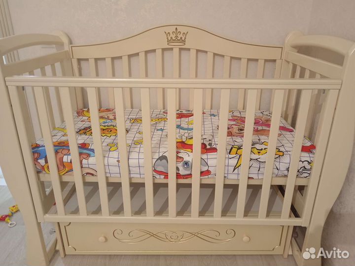 Детская кроватка с маятником и ящиком