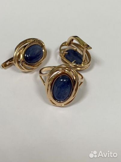 Золотые серьги и кольцо с сапфирами