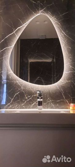 Зеркало в форме капли с подсветкой