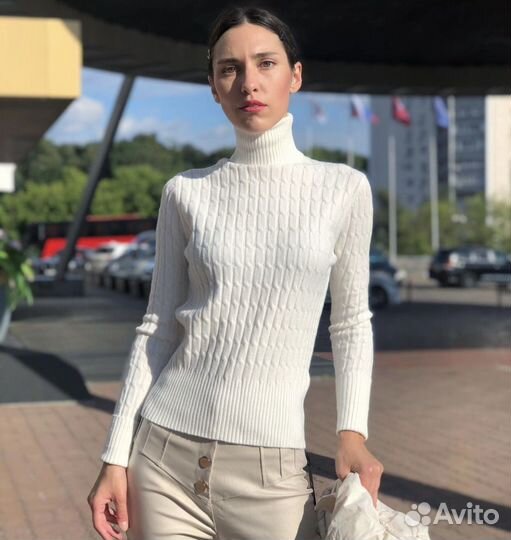 Свитер белый с горлом