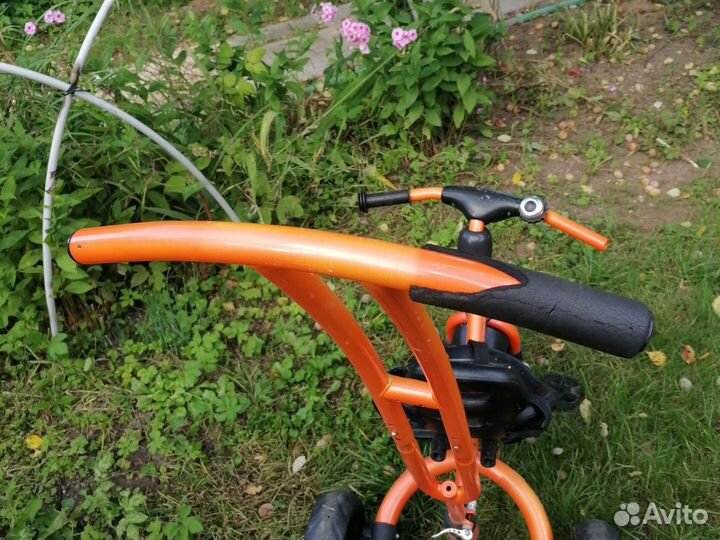 Трехколесный велосипед с ручкой