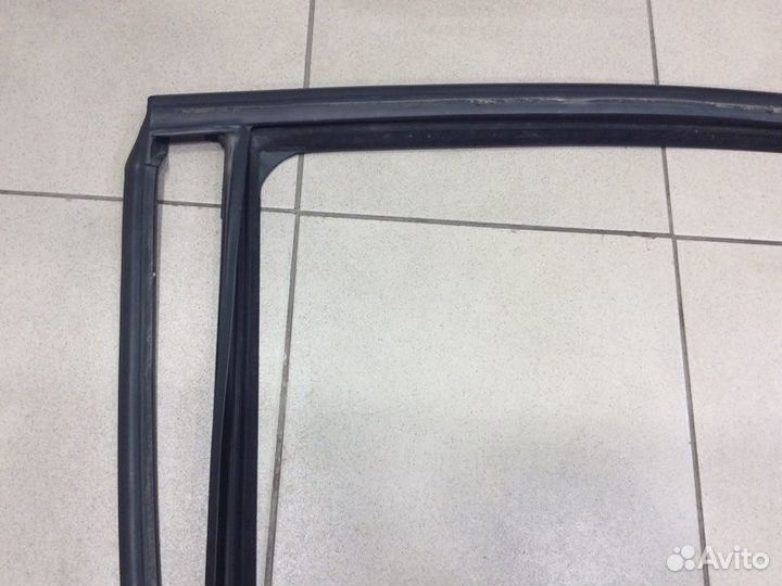 Уплотнитель стекла двери задний левый Chevrolet