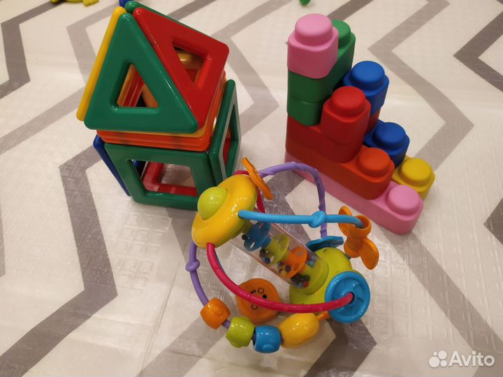 Развивающие игрушки для малыша пакетом
