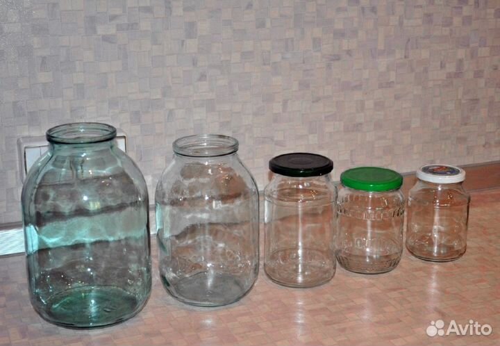Банки разные, с крышками и без. Чистые