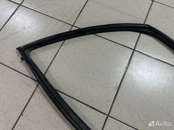 Уплотнитель переднего правого стекла Suzuki SX4