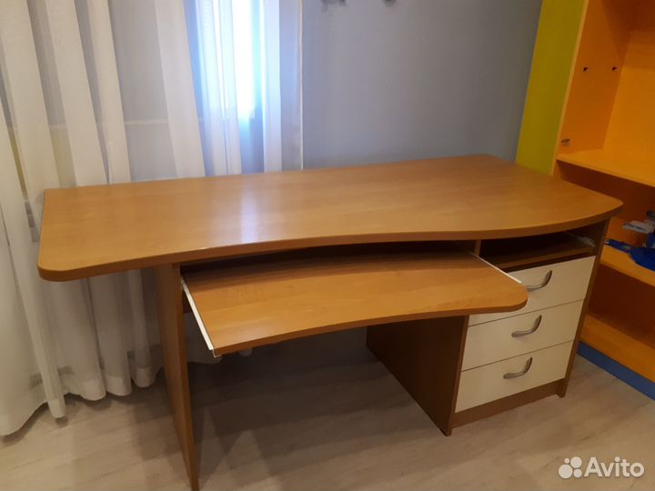 Письменный стол для школьника с полками