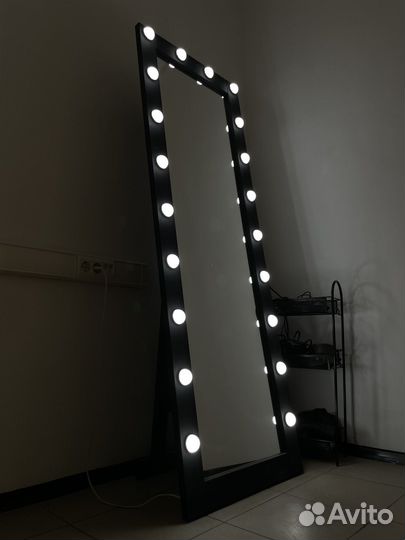 Гримерное зеркало с лампочками