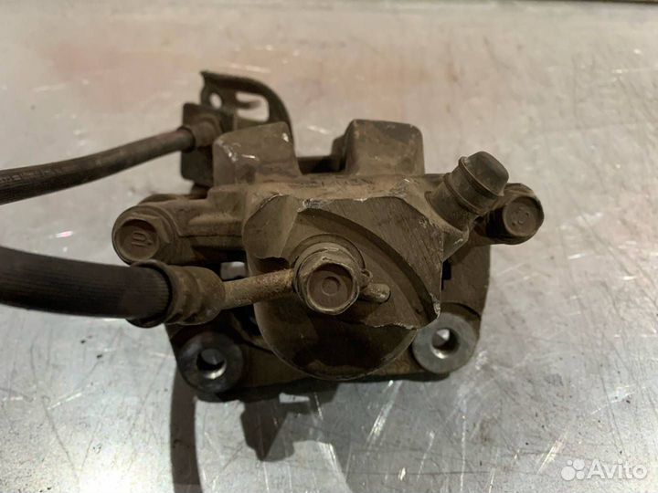 Суппорт зад. лев. Toyota RAV4 4 (XA40) 2013