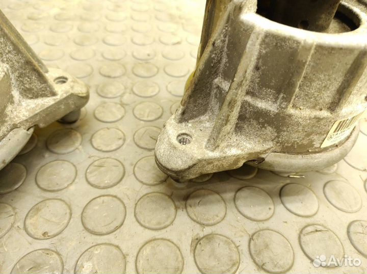 Подушки двигателя Mercedes-Benz W212 M276.952 3.0