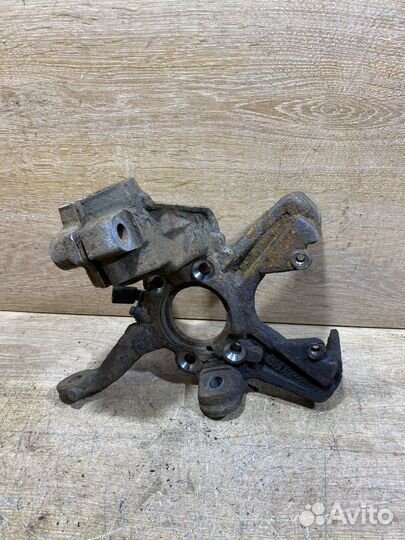 Поворотный кулак левый VW Caddy 3 X26