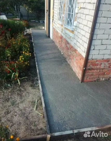 Заливка бетоном отмостки