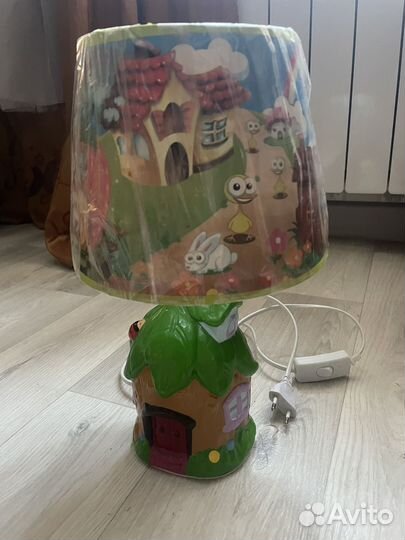 Кроватка,куклы новые и лампа