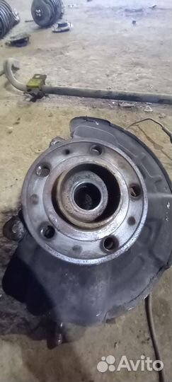 Передний поворотный кулак левый Volvo S80