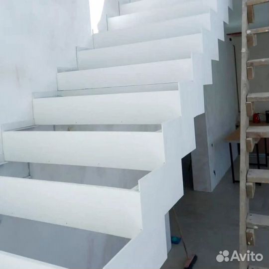 Лестница прямая на металлокаркасе