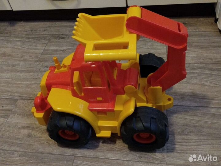 Трактор с ковшом