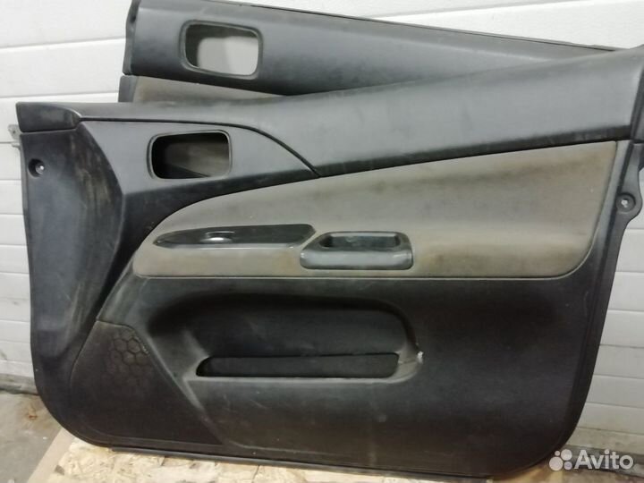Обшивки дверные Mitsubishi Lancer 1.3 мт 2005 седа