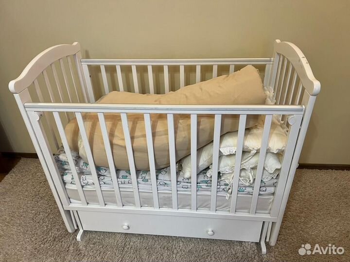 Детская кроватка с маятником