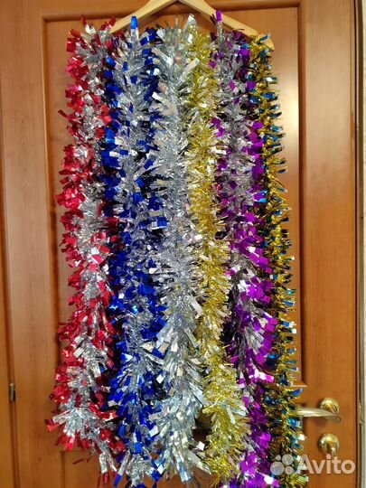 Мишура новогодняя и шары