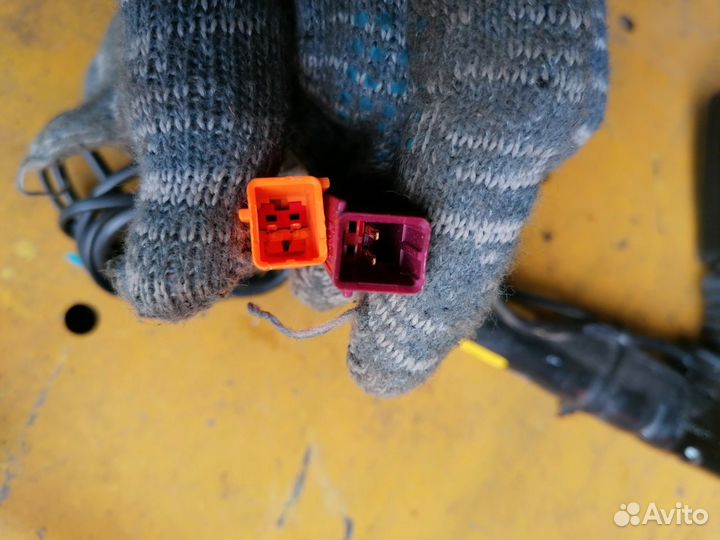 Замок ремня правый на Ford Kuga 2008-2012