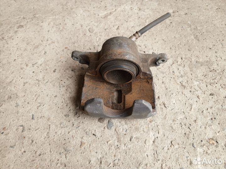 Суппорт тормозной передний Nissan Trail T32