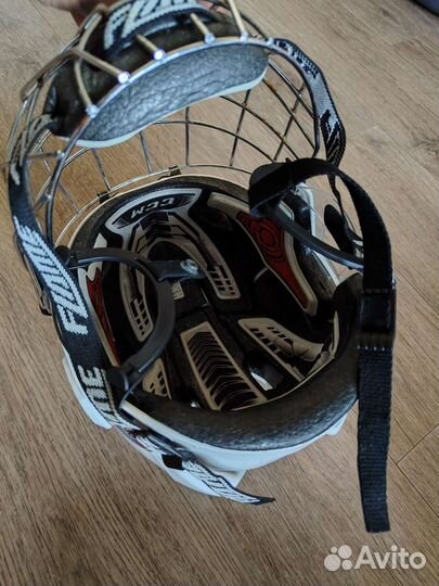 Хоккейная экипировка: перчатки, коньки, шлем