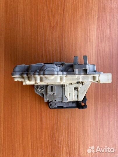 Замок двери задний правый Vw Passat B6 BVY