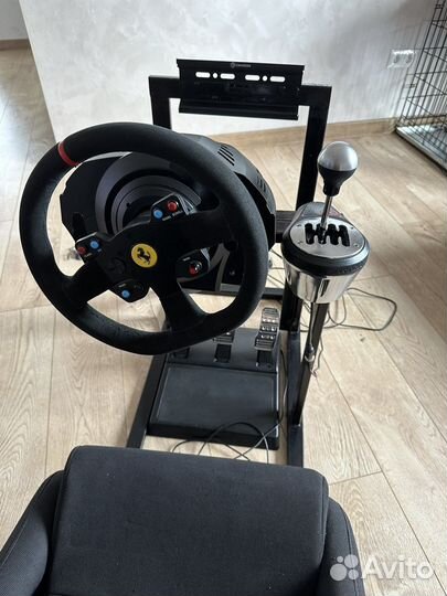 Кокпит и кресло для игры в гонки