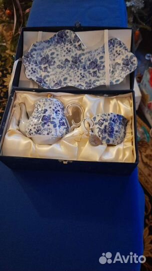 Чашка с чайником на подносе. Производство Англия