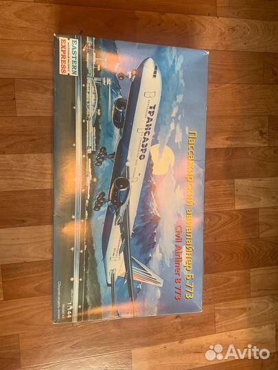 Модель самолета 1/144 Boeing 777-300