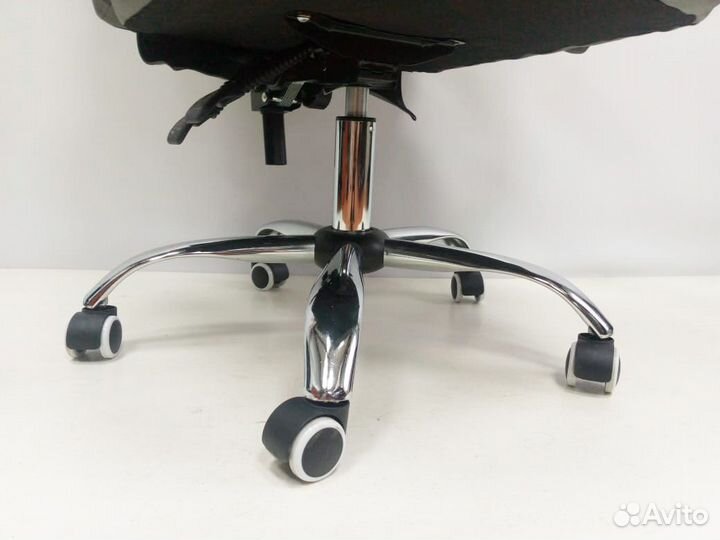 Кресло офисное руководителя темно-серого цвета