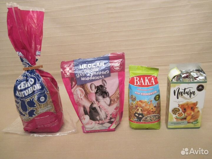 Корм, песок и сено для хомяка