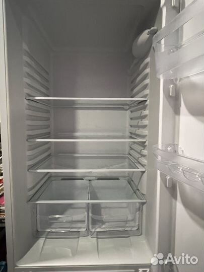Холодильник indesit б/у работает