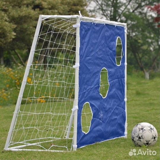 Футбольные ворота на поле