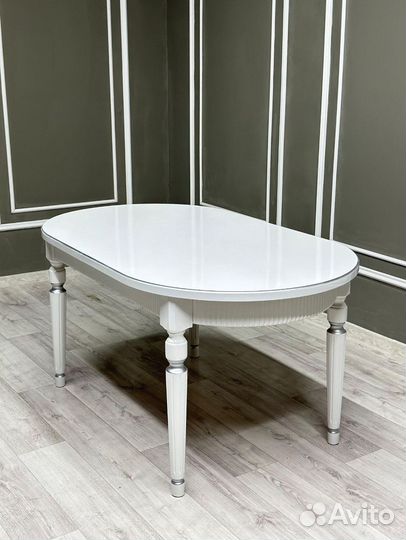 Стол и стулья в гостиную. В наличии